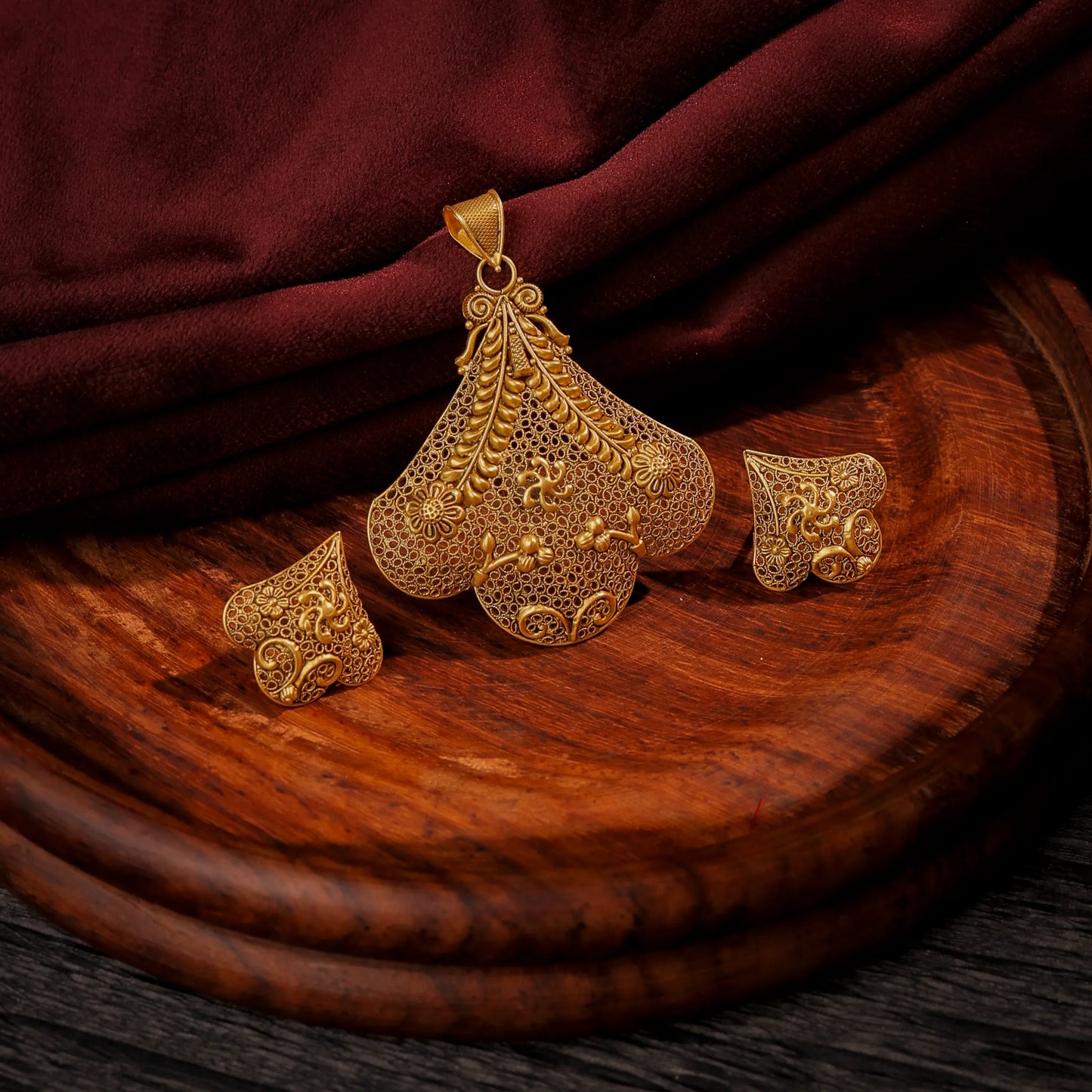 Scalloped Regal Pendant