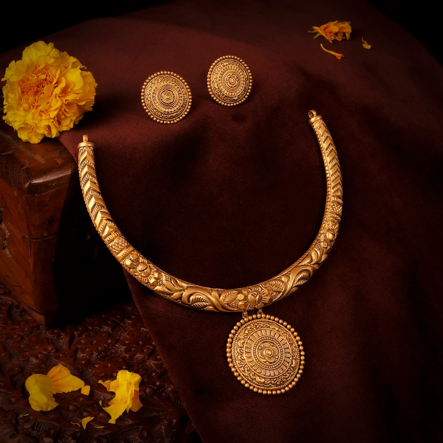 Circular Motif Choker